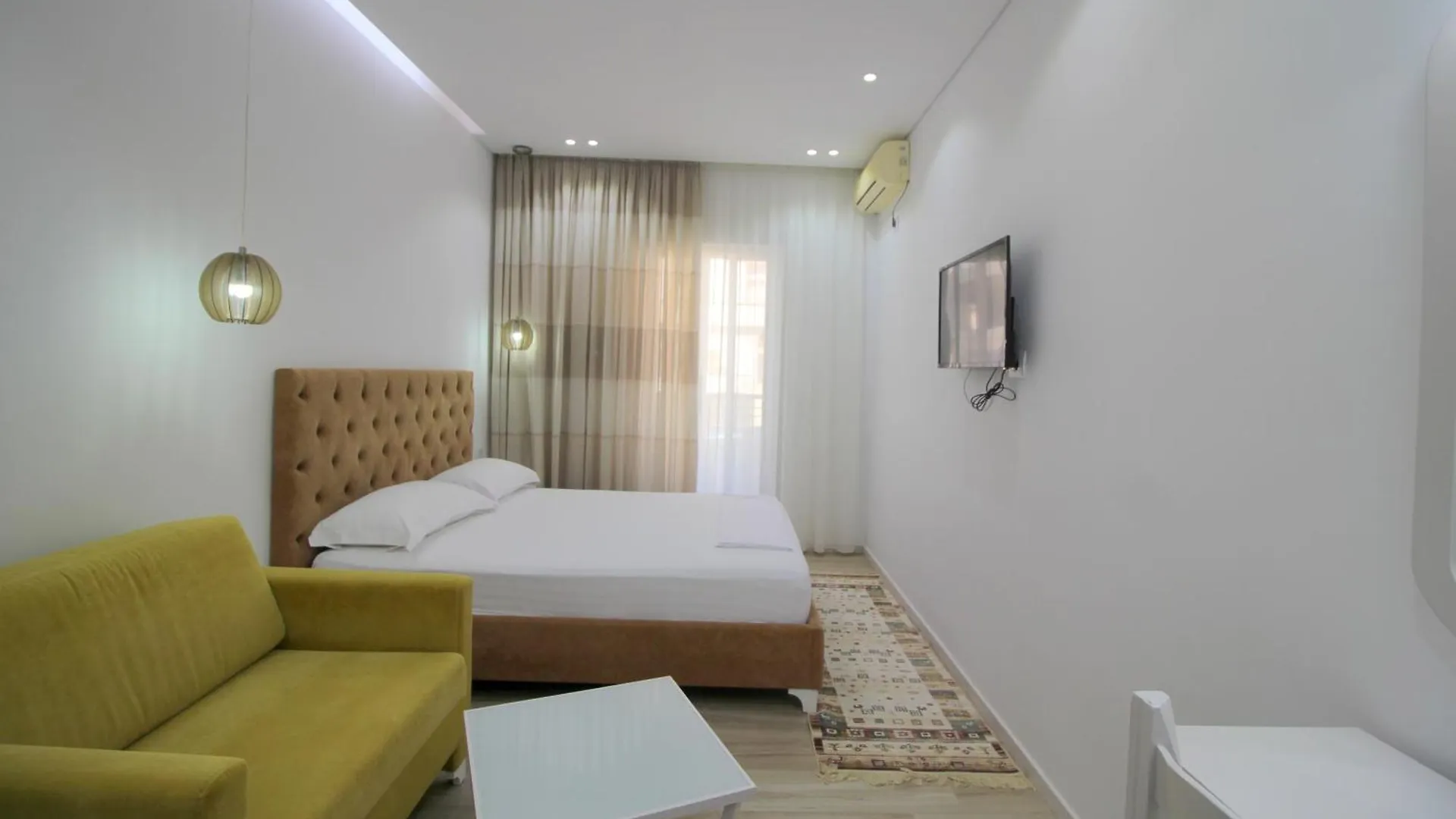 Elena Hotel Σαράντα 3*,