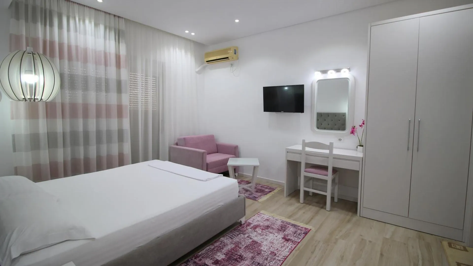Elena Hotel Sarandë 3*,